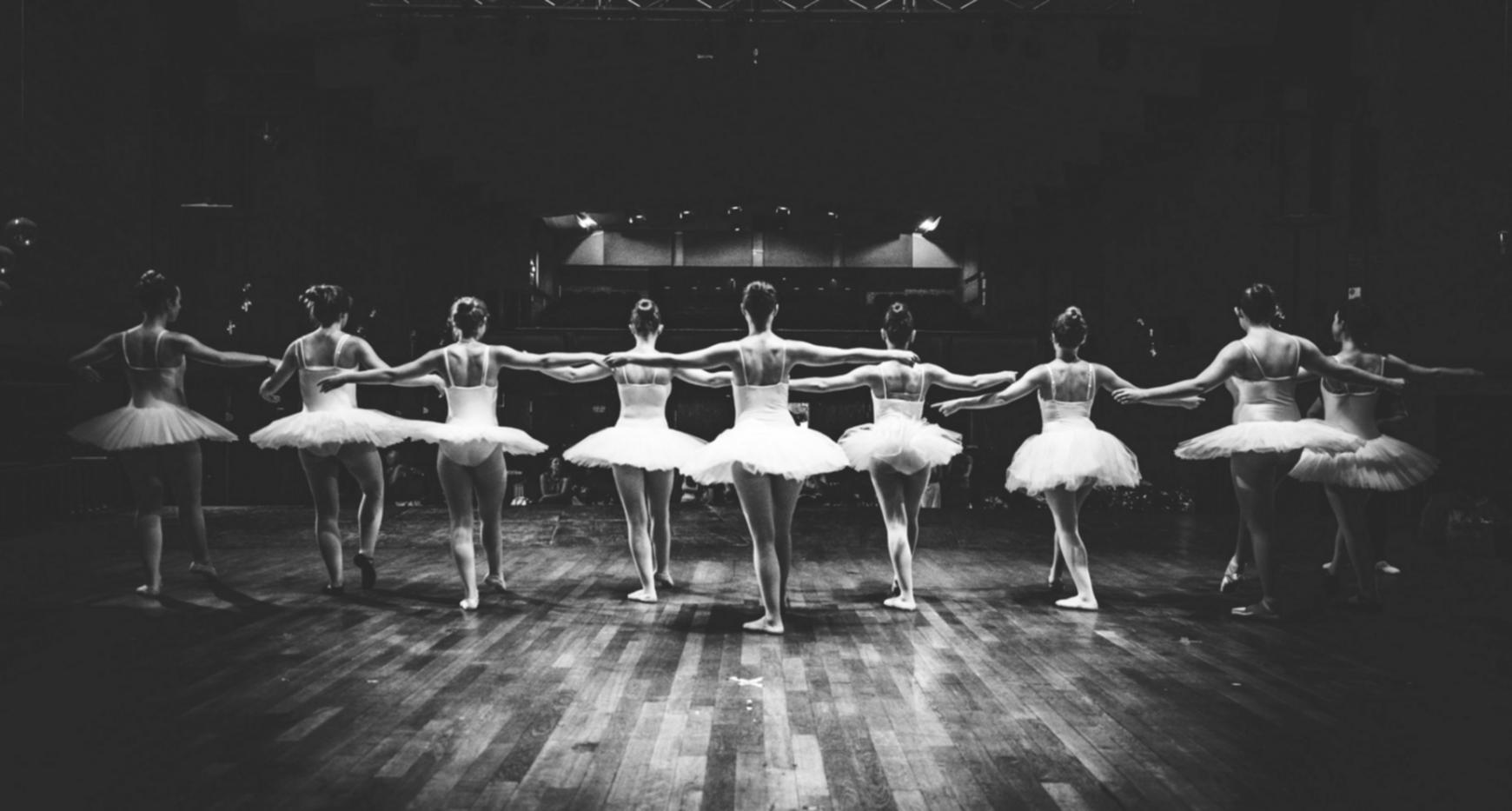 Estudiante practicando danza contemporánea en estudio